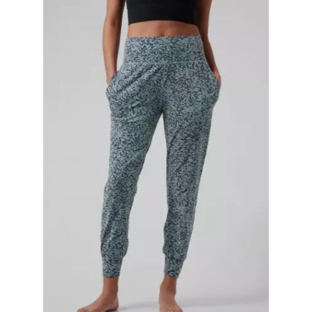 ATHLETA salutation jogger in ocelot spot minimalist gray size XS
